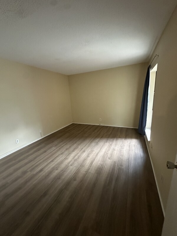 Foto del edificio - 1855 Poplar Woods Cir W