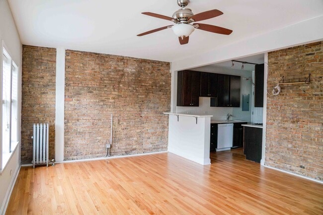 Building Photo - Ravenswood Manor - 2 Bed / 1 Bath - Heat I...