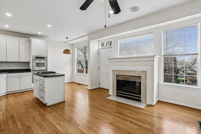 Foto del edificio - 14104 Parker Farm Way