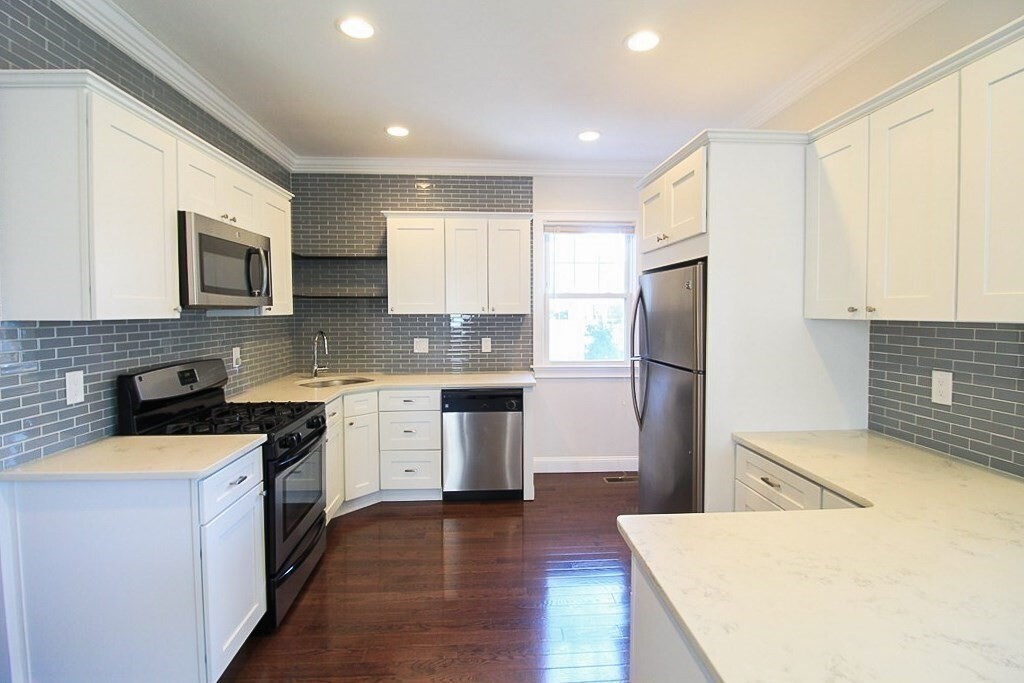 Primary Photo - 30 Holton St