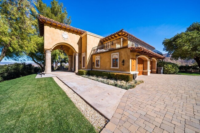 Building Photo - Private 5 Bedroom Estate for Rent in Santa...