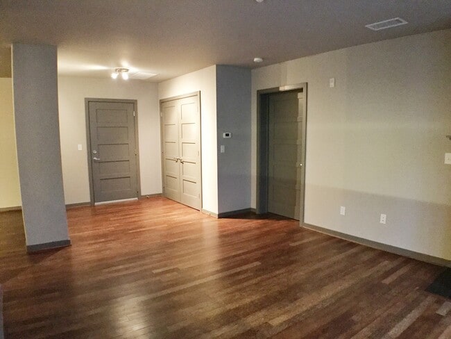 Building Photo - Modern Ballard Penthouse  2 Bedroom Condo
