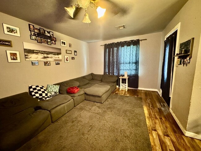Building Photo - Three Bedroom Home with Privacy Fenced Yard