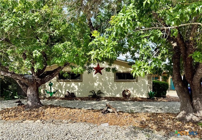 Foto del edificio - 1268 Lakeside Dr W
