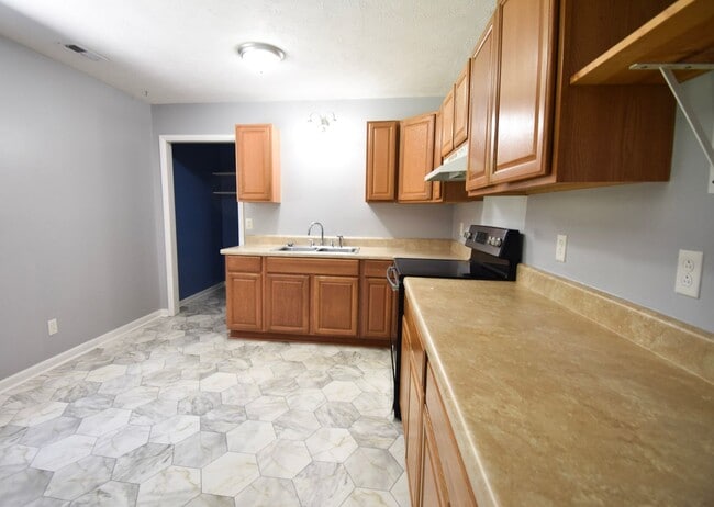 Building Photo - 3 Bedroom 1.5 Bathroom- Pets Okay