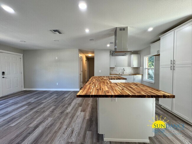 Foto del edificio - Lovely Renovated 4 Bedroom Home in Fort Walton Beach!
