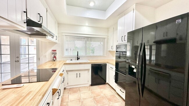 Foto del edificio - Lovely & Freshly Updated, Remodeled, Paint...