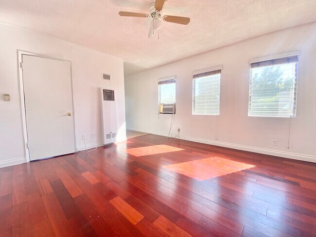 Building Photo - 1054 S Cloverdale Ave