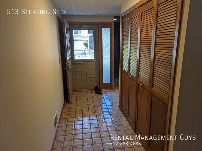 Building Photo - Awesome Townhome in Maplewood! Community P...