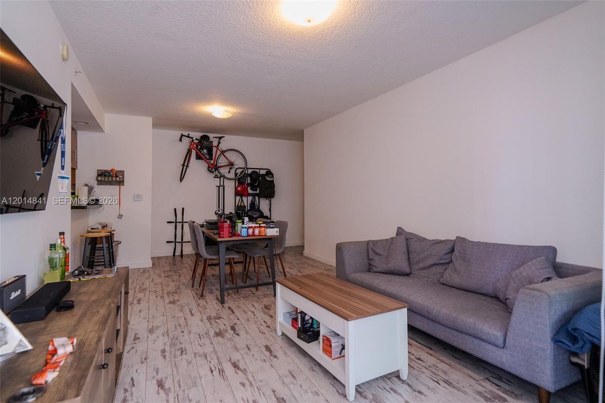 Foto del edificio - 601 NE 23rd St