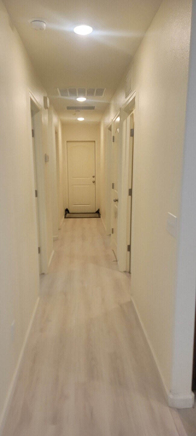 Foto del edificio - 2685 W McComb Ave