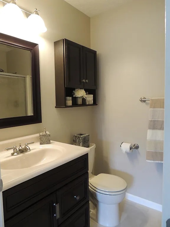 Master Bedroom/Ensuite Full Bath - 473 S Platt Rd