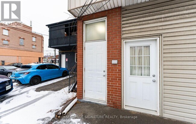 Photo du bâtiment - 713 The Queensway