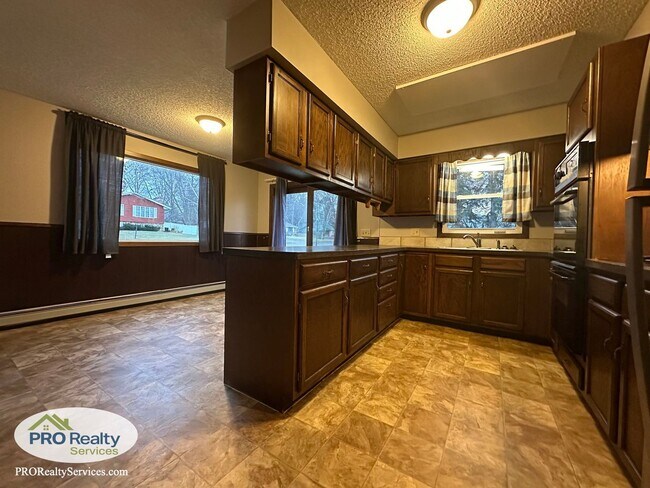 Building Photo - 3 Bedroom Main Level Duplex Unit