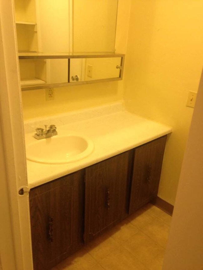 Foto del edificio - 406 Ivy Ridge Rd