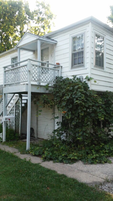 Quaint 2 story carriage house - 800 W White St