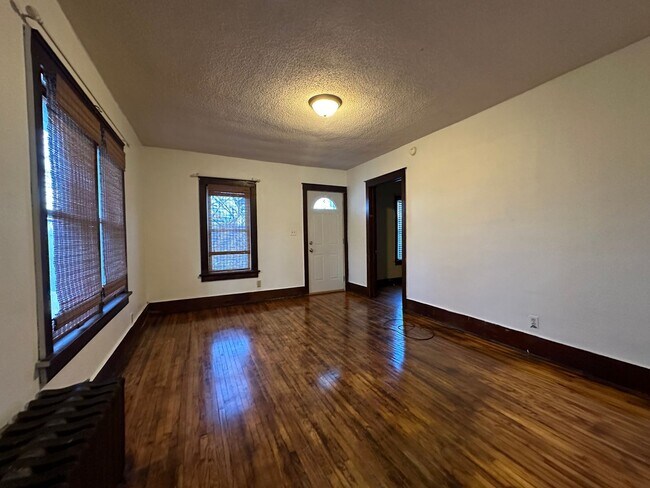 Building Photo - Charming 2 bedroom house $725