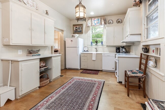 Building Photo - RESIDENTIAL/COMMERCIAL RENTAL - Charming historic home located downtown Opelika! (*Partially Furn...