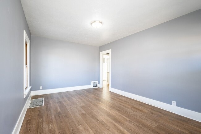 Foto del edificio - Updated 2 Bed/1 Bath Home with Spacious Detached Garage.