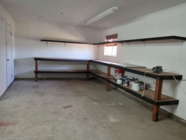 Building Photo - Wonderful Large 3 Bedroom 2 Bath in Yucca ...