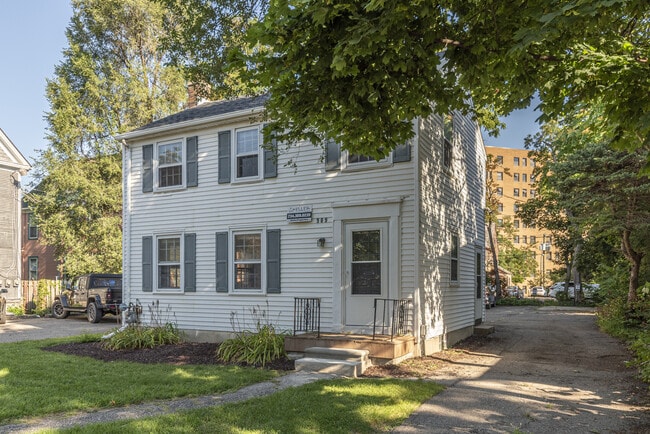 Building Photo - 909 E Ann St