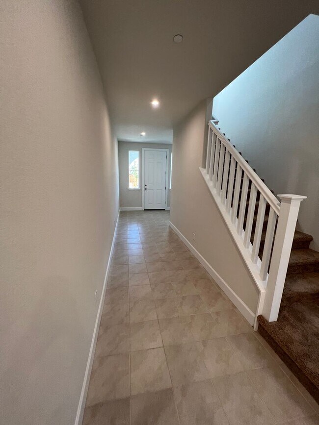 Foto del edificio - Newer 4 Bedroom Solar Home in Rocklin! Eas...