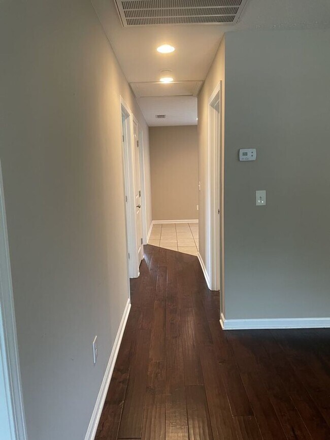 Building Photo - Charming 3 Bedroom Home Close to Downtown Tullahoma...