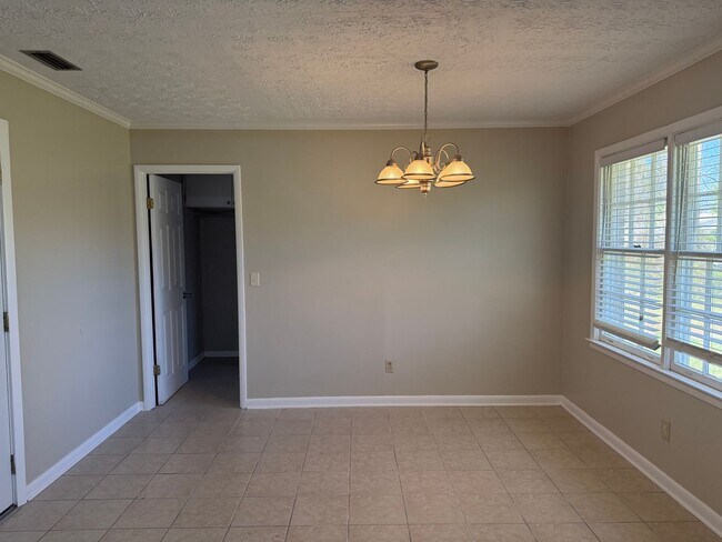 Building Photo - Spacious 3BD/2B located in N.E. Lowndes County