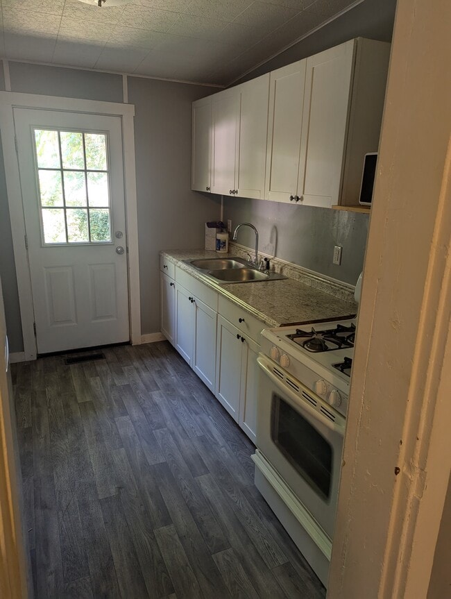 Kitchen - 211 Short St