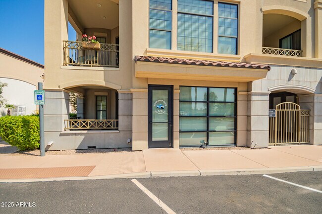 Building Photo - 7297 N Scottsdale Rd