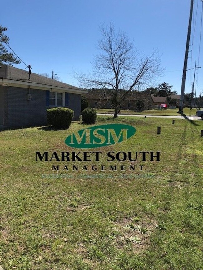 Building Photo - ~~Convenient location on Savannah's Souths...