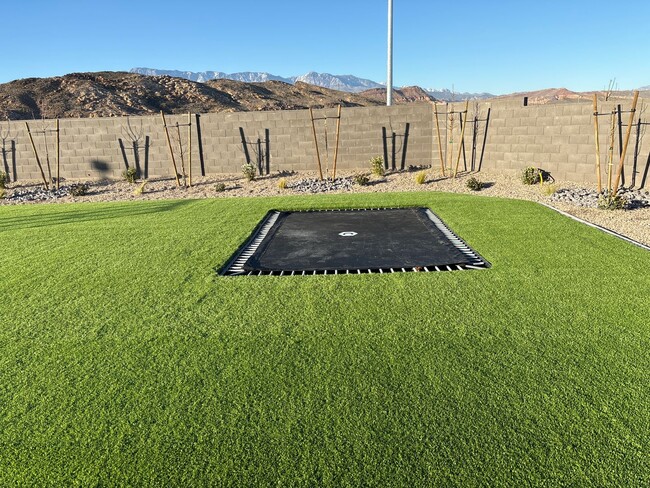 Foto del edificio - 6 bed / 4 bath / 3 car garage custom home ...