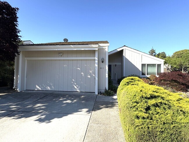 Building Photo - Charming Updated 2-Bedroom Home in Prime L...
