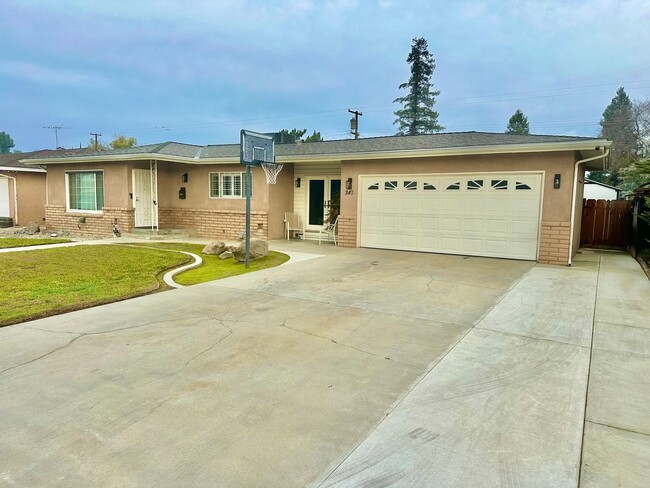 Building Photo - Stunning Reedley 3/3 with Pool