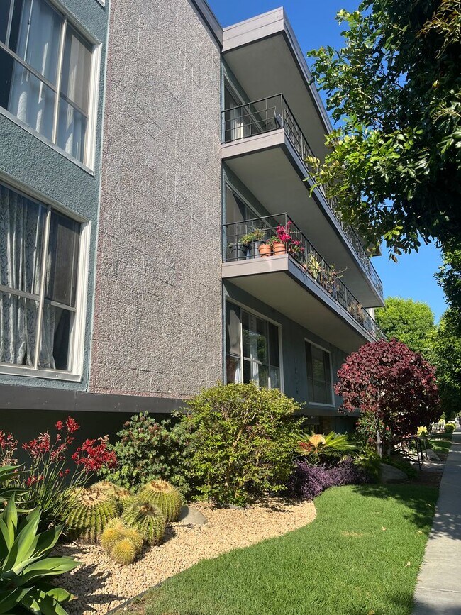 Foto del edificio - 1329 E 1st St
