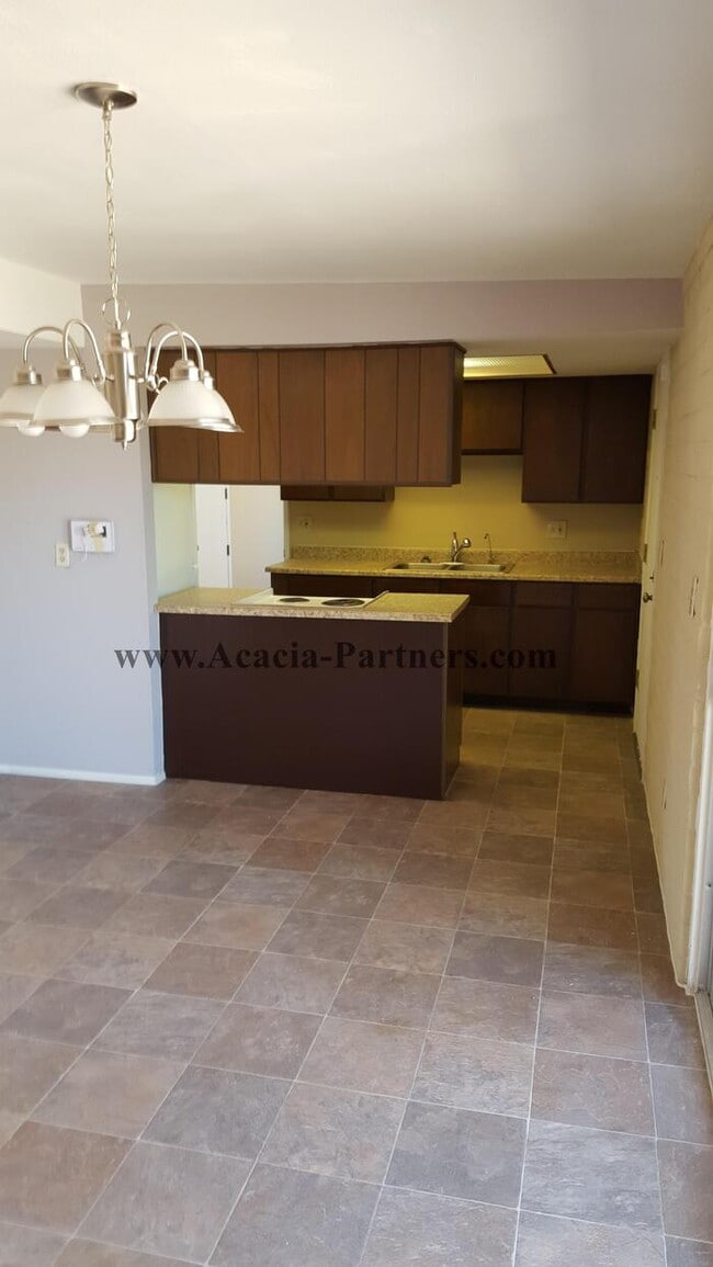 Foto del edificio - 3 Bedroom Eastside w/ Carport, Fireplace &...