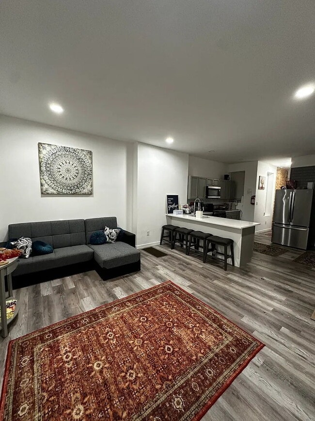 Building Photo - Luxurious 6-Bedroom Haven with Updated Ele...