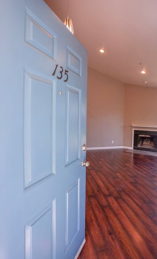 Foto del edificio - Stylish Napa Condo with Vaulted Ceilings &...