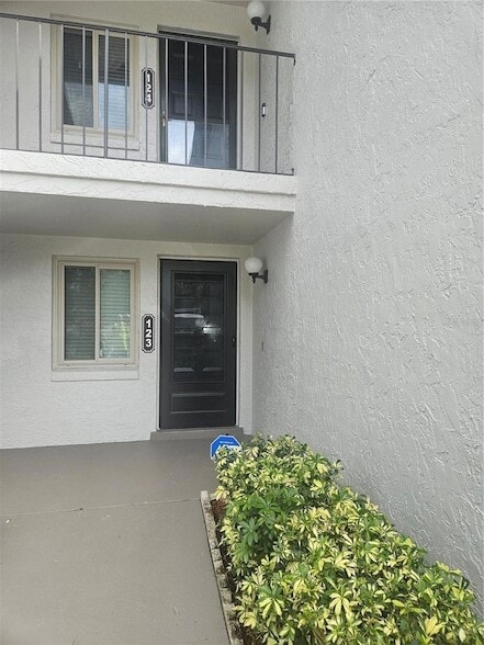 Building Photo - 13 Escondido Cir