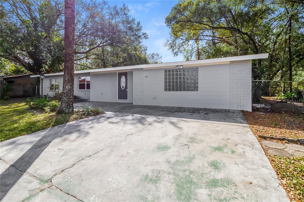 Primary Photo - 1197 W Lakeview Cir