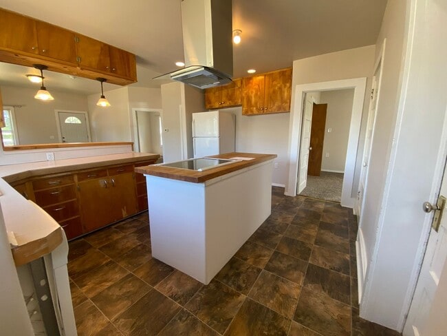 Building Photo - 2 Bed, 1 Bath House with Laundry Across fr...