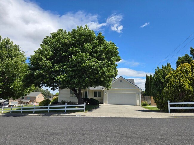 Building Photo - Charming Home on .34 acres!