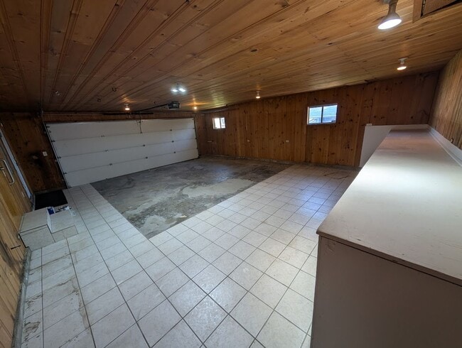 Building Photo - Huge Orchards House - Beautiful Updates