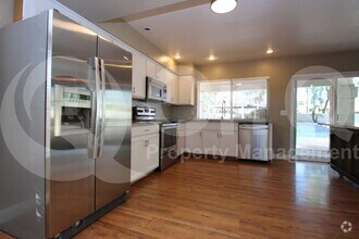 Building Photo - 850 N Valencia Dr