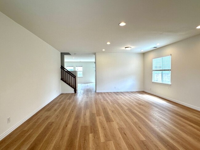Building Photo - Spacious Family Oasis in the Heart of East...