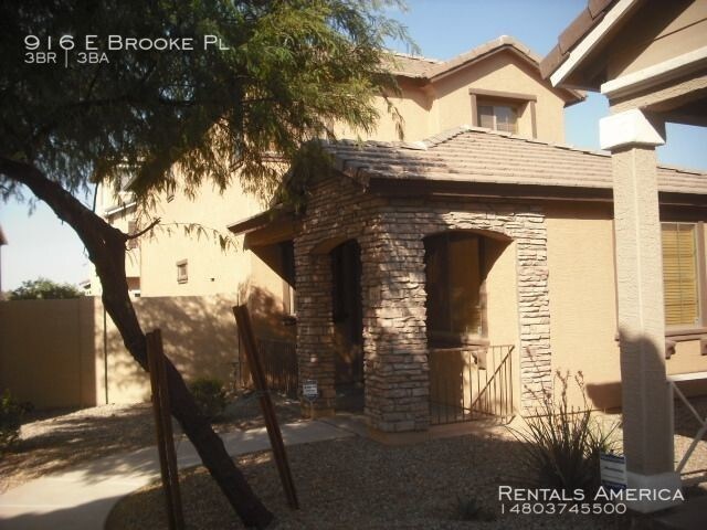 Primary Photo - 916 E Brooke Pl