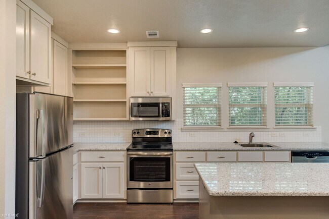 Building Photo - 4 br, 4.5 bath House - 310 Elm Ave