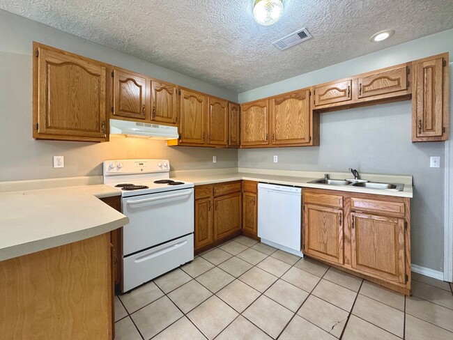 Building Photo - 2/1 Updated Rental Just North of Batesvill...