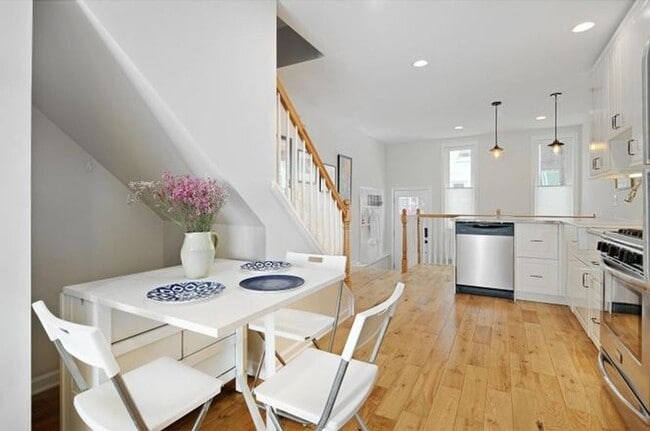 Building Photo - Summertime Move-in - Beautiful 2-bedroom Townhouse w/ Yard/Roofdeck in East Passyunk!