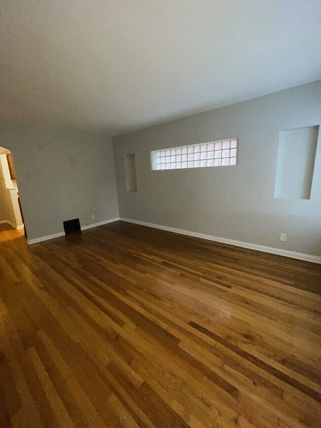 Foto del edificio - 4960-4962 Fyler Ave